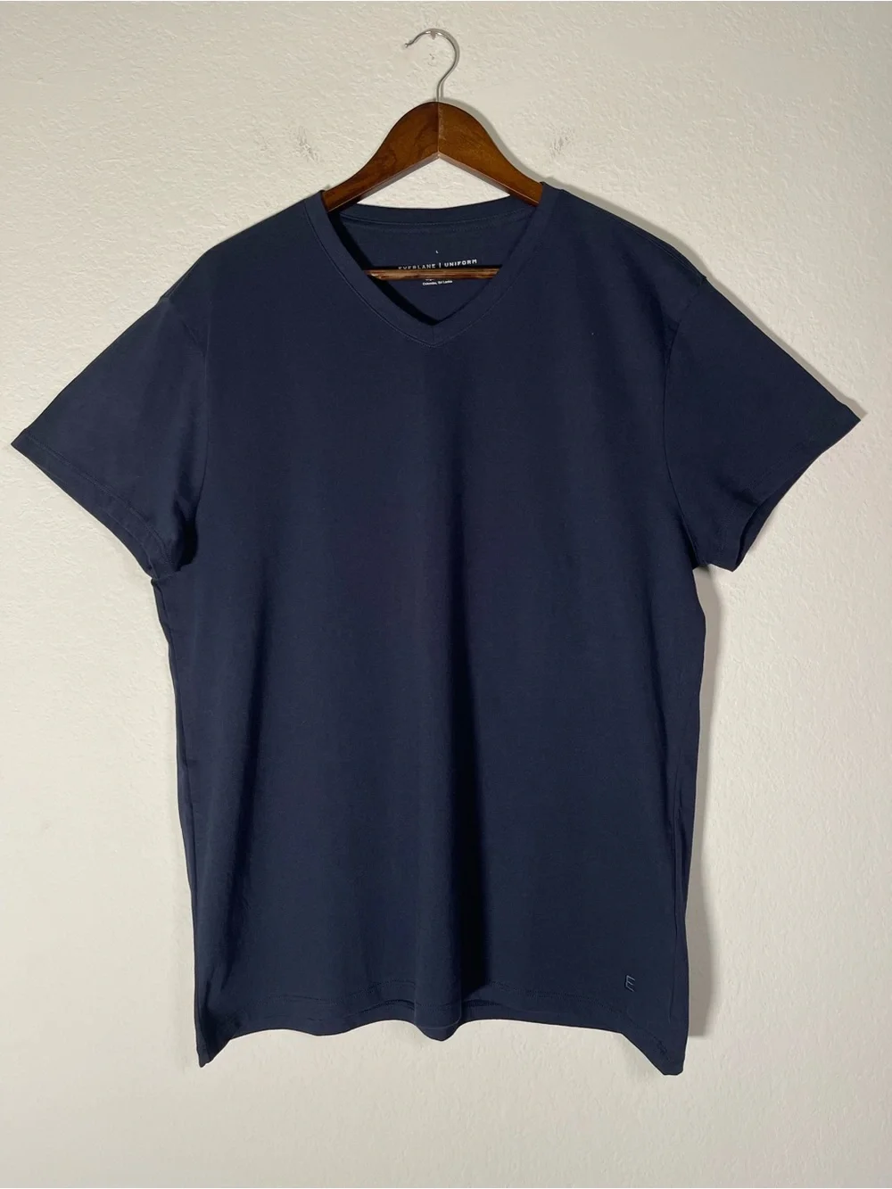 Everlane Men’s The Organic Cotton V-Neck Tee Size Large in Navy Blue - Picture 2 of 11
